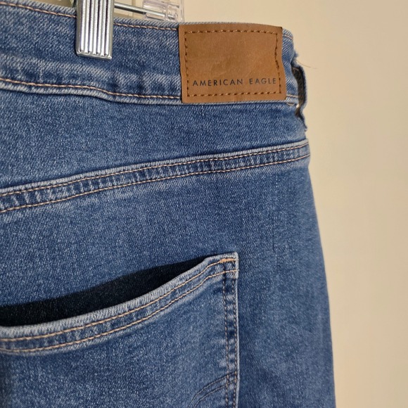 American Eagle Mom Shorts Womens sz 20 Medium Wash High Waisted Stretch Raw Hem - Picture 6 of 8